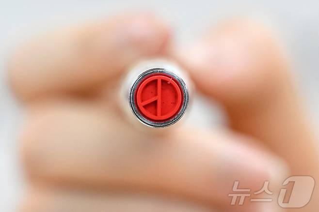 제21대 대통령 선거 본투표를 하루 앞둔 2일 서울 용산구 청파로 청파도서관·청파동자치회관 별관 대강당에 마련된 청파동 제1투표소에서 관계자가 기표용구를 들어 보이고 있다. (공동취재) 2025.6.2/뉴스1 ⓒ News1 ,박정호 기자