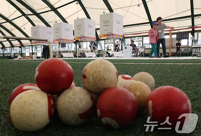제21대 대통령 선거일인 3일 경기 수원시 권선구 여기산게이트볼장에 마련된 서둔동제2투표소에서 유권자들이 투표를 하고 있다. 2025.6.3/뉴스1 ⓒ News1 김영운 기자