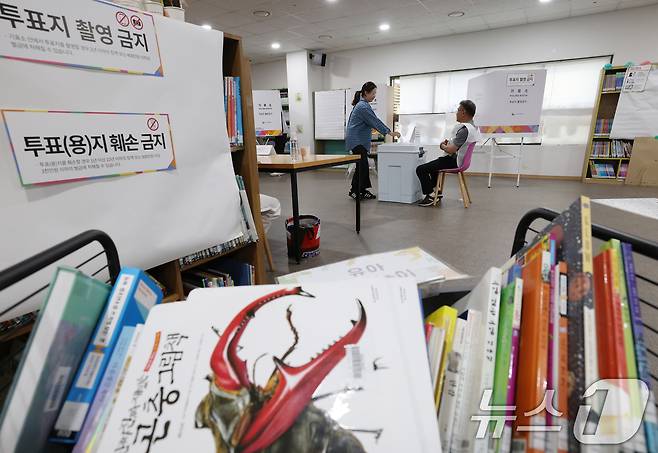 제21대 대통령 선거일인 3일 경기 화성시 서동탄역파크자이아파트 작은도서관에 마련된 진안동제8투표소에서 유권자들이 투표를 하고 있다. 2025.6.3/뉴스1 ⓒ News1 김영운 기자