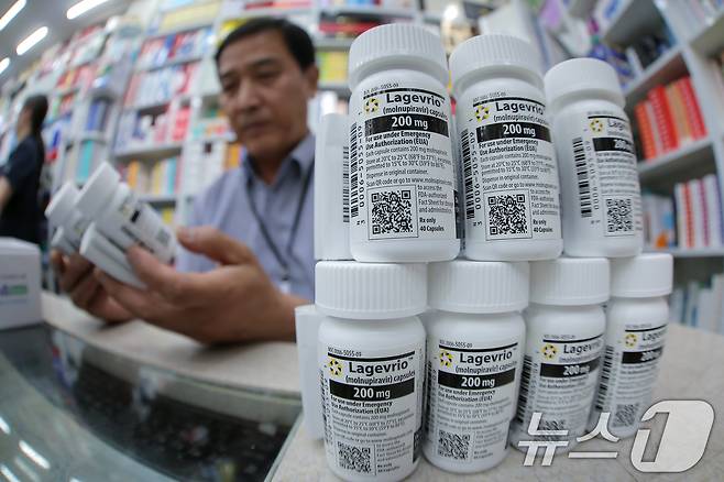 홍콩·대만·싱가포르 등 주변 국가에서 코로나19 환자가 증가하는 가운데 23일 오후 서울 종로구 코로나19 치료제 지정약국인 종로 열린약국에서 약국장이 코로나19 치료제 중 하나인 라게브리오를 정리하고 있다. 2025.5.23/뉴스1 ⓒ News1 박정호 기자