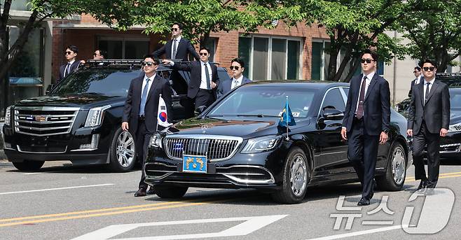 대통령경호처가 제21대 대통령 취임식을 일주일 앞둔 27일 서울 강서구 경호안전교육원에서 대통령의 절대 안전 확보를 위한 경호 훈련 현장을 언론에 공개했다. 경호요원들이 취임식 퍼레이드를 시연하고 있다. 2025.5.27/뉴스1 ⓒ News1 허경 기자