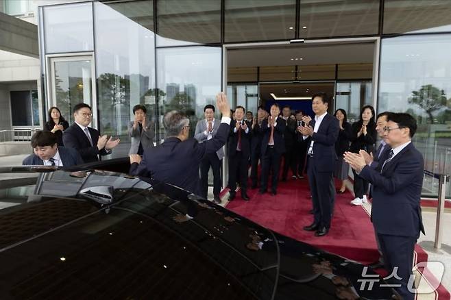정진석 대통령실 비서실장이 3일 오후 직원들의 박수를 받으며 용산을 떠났다. (SNS 갈무리) ⓒ 뉴스1