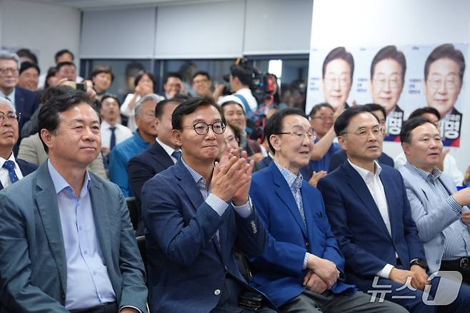 3일 더불어민주당 부산선대위 사무실에서 김영춘, 전재수, 차정인 선대위원장 등 시당 관계자들과 지지자들이 출구조사 결과를 지켜보고 있다.2025.6.3. 손연우 기자