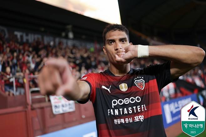 포항 조르지가 지난 1일 강원전에서 승리한 뒤 세리머니를 펼치고 있다. 사진 | 한국프로축구연맹