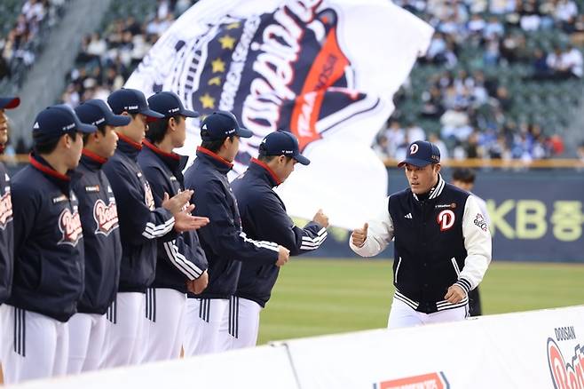 조성환 감독 대행이 선수단과 하이파이브를 하고 있다. 사진 | 두산 베어스