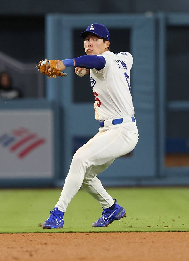 김혜성이 땅볼 타구를 잡은 뒤 1루를 향해 공을 던지고 있다. 사진 | AP 연합뉴스