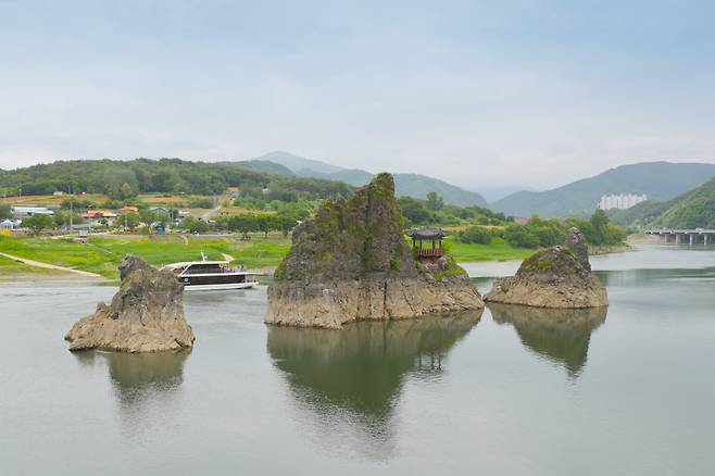 ◇단양의 도담삼봉은 재미있는 이야기를 담고 있는 곳이다. 돌멍, 물멍의 시간에 즐거움을 더한다. 사진제공=지엔씨21