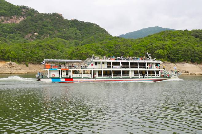 ◇단양의 강물을 직접 느끼고 싶다면 선상유람을 즐길 수 있다. 장회나루는 단양에서 유람선을 탈 수 있는 곳 중 하나다. 사진제공=지엔씨21