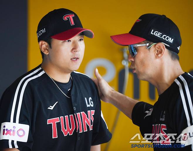 25일 인천 SSG랜더스필드에서 열린 LG-SSG전. 선발 송승기가 6회말 2사 2, 3루에서 한유섬을 삼진으로 잡고 내려와 김광삼 코치의 격려를 받고 있다. 인천=정재근 기자 cjg@sportschosun.com/2025.5.25/