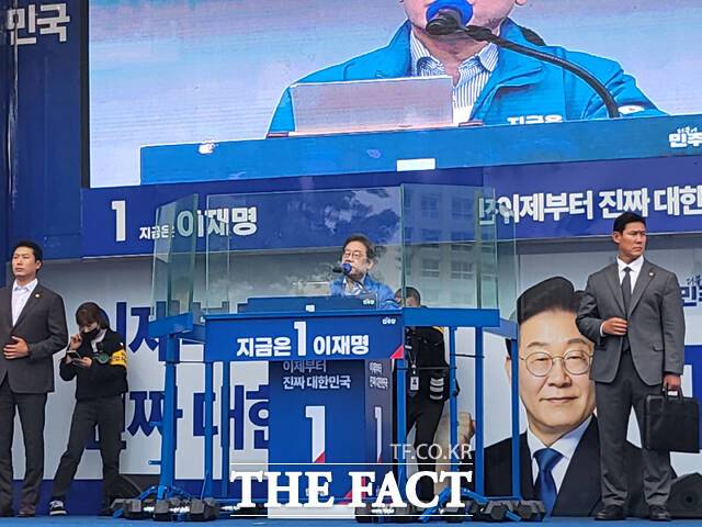 2일 6·3 대선을 하루 앞두고 마지막 현장 유세가 펼쳐지는 여의도공원으로 향하기 전 서울 강서구 마곡나루역 3번 출구 앞 서울식물원 인근에서 연설을 펼친 이재명 더불어민주당 대선 후보가 경제 분야에 대한 자신감을 드러냈다. /오승혁 기자