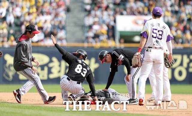 KBO리그 최고의 '라이벌'은 서울 연고의 LG 트윈스와 두산 베어스다. 두 팀의 대결은 선수들 뿐 아니라 팬들 사이에 총성 없는 전쟁과 같다. 5월 6일 LG 오스틴이 두산 강승호와 충돌해 쓰러져 있다. /뉴시스