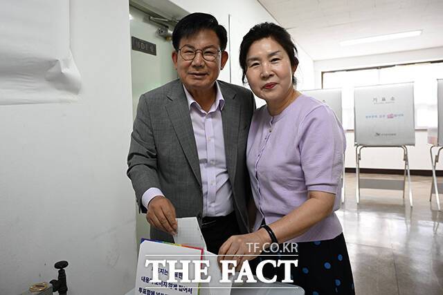 박강수 마포구청장(왼쪽)이 아내와 함께 3일 오전 서울 마포구 마포삼성아파트 관리사무소에 마련된 도화동제3투표소에서 대통령선거 투표를 하고 있다. /서예원 기자