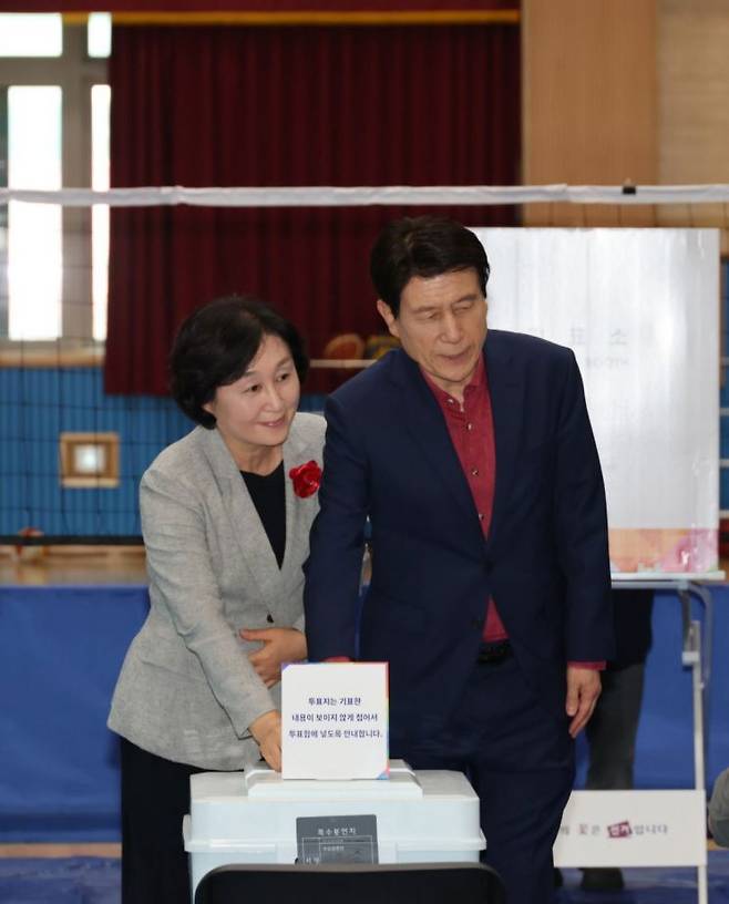 이강덕 포항시장이 오천 제1투표소에서 배우자 최혜련 여사와 함께 투표를 하고 있다. 포항시 제공