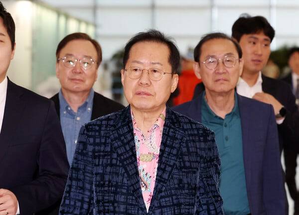 지난 5월 10일, 인천국제공항을 통해 미국 하와이로 출국하는 홍준표 전 대구시장 /뉴시스