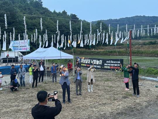 청정 자연을 품은 부여군 장암면 점상3리 덕림마을에서 열린 '제2회 덕림마을 반딧불이 축제'가 성황리에 마무리되며 자연과 사람이 어우러지는 특별한 생태문화의 장을 만들어냈다. 사진은 전통 낙화놀이 점화 모습. 부여군 제공