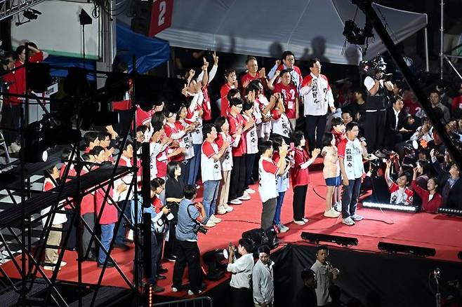 김문수 국민의힘 대선 후보가 2일 오후 서울 중구 시청광장에서 열린 서울 피날레 총유세에서 지지를 호소하고 있다. ⓒ데일리안 방규현 기자