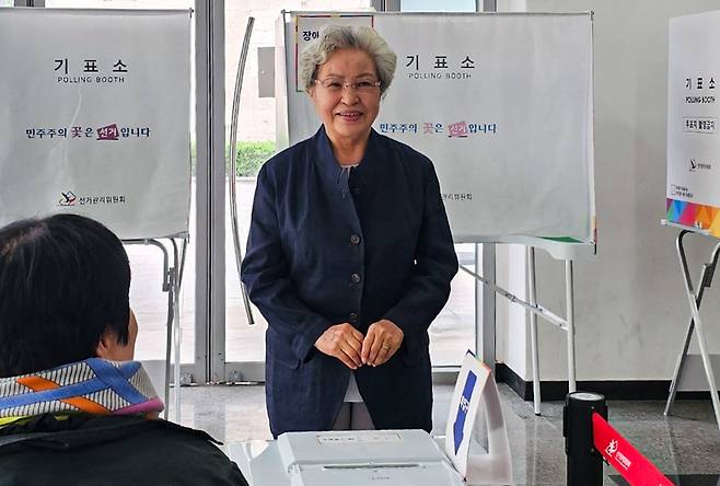 권양숙 여사가 3일 오전 경남 김해시 진영읍 한빛도서관에 마련된 투표소를 찾아 투표하고 있다. 뉴스1