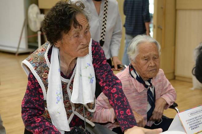 제21대 대통령선거일인 3일 오전 울산 울주군 온양읍 제1투표소에서 오무식(왼쪽), 김두리(100세)어르신들이 투표를 하기위해 본인 확인을 하고 있다. 뉴시스