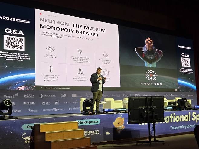 샌디 터티 미국 로켓랩 글로벌발사서비스부문 시니어 디렉터가 3일 대전컨벤션센터(DCC)에서 열린 국제우주컨퍼런스 'ISS 2025'에서 발표하고 있다. 이병구 기자 2bottle9@donga.com