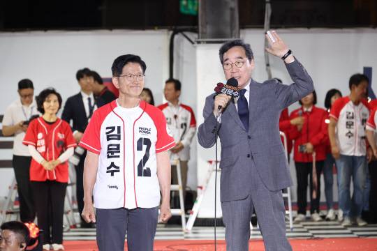 새미래민주당 상임고문이자 초대 대표인 이낙연 전 국무총리가 지난 6월2일 서울시청 앞 서울광장에서 열린 김문수 국민의힘 제21대 대선후보 피날레 유세에서 발언하고 있다.<연합뉴스 사진>