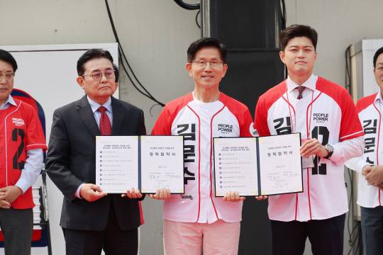 지난 5월30일 국민의힘 김문수 대선 후보, 김용태 비상대책위원장과 전벼헌(왼쪽) 새미래민주당 대표가 경기 가평군 청평시계탑 광장에서 열린 유세에서 '개헌·공동정부 합의'에 관한 국민의힘-새민주 정책협약식을 갖고 3자 기념촬영하고 있다.<연합뉴스 사진>