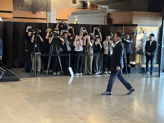 이재용 삼성전자 회장이 지난달 30일 서울신라호텔에서 열린 호암재단 개최 '2025년도 제35회 삼성호암상 시상식'에 참석하기 위해 다이너스티홀에 입장하고 있다. 장우진 기자