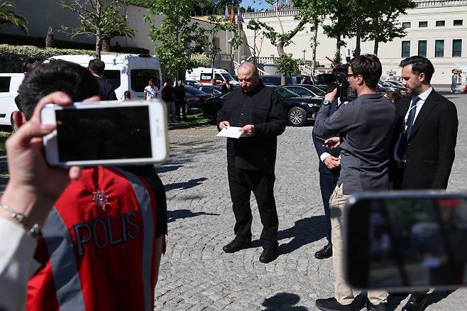 2일(현지시간) 튀르키예 이스탄불의 시라간궁에서 열린 우크라이나와 러시아 간 2차 평화 협상이 끝난후 우크라이나 대표인 루스탐 우메로프(가운데)가 언론에 브리핑을 하고 있다.타스연합뉴스