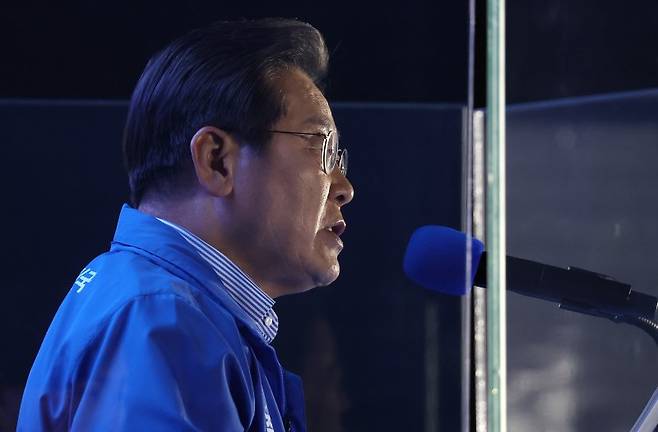 더불어민주당 이재명 대선 후보가 선거를 하루 앞둔 2일 서울 여의도공원 마지막 유세에서 이 후보의 '빛의 혁명' 완성을 위한 승리에 대한 연설을 하고 있다. 사진=연합뉴스