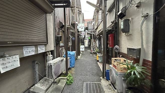 일본 요코하마 고토부키초의 선술집 골목.