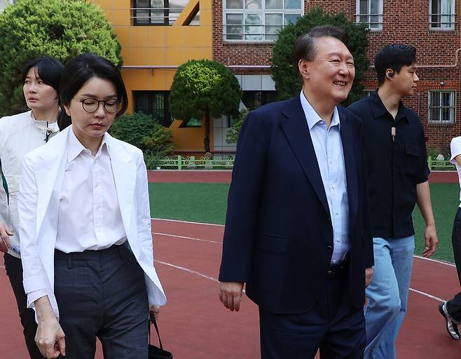 윤석열 전 대통령과 김건희씨가 3일 서울 서초구 원명초등학교에 마련된 서초4동 제3투표소에서 투표를 마친 뒤 차량으로 향하고 있다. 공동취재사진