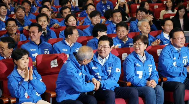 윤여준·박찬대(왼쪽 두번째·세번째) 상임총괄선대위원장등이 3일 오후 국회에 마련된 더불어민주당 제21대 대통령선거 개표상황실에서 방송사 출구조사를 보며 환하게 웃고 있다. 김경호 선임기자 jijae@hani.co.kr