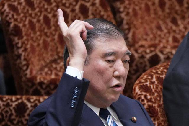 이시바 시게루 일본 총리가 2일 도쿄 국회 참의원 예산위원회 회의에 참석해 의원들 질의에 답하려 손을 들고 있다. 도쿄=AFP 연합뉴스