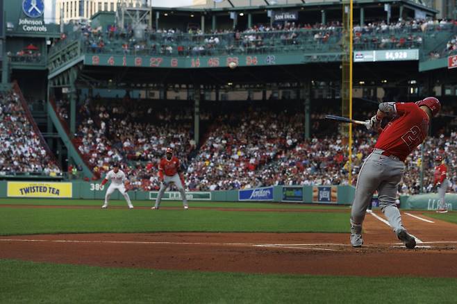 트라웃이 3일(한국시간) 펜웨이 파크에서 열린 보스턴전 1회 초 3점 홈런을 기록하고 있다. EPA=연합뉴스