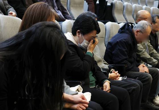 지난달 2일 코로나19 예방접종 피해보상 특별법이 국회 본회의를 통과됐다. 눈물을 흘리는 유가족들. 뉴시스