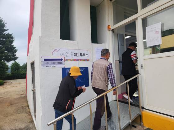 이재명 더불어민주당 대선 후보가 다녔던 경북 안동시 예안면 월곡초등학교 삼계분교장(당시 삼계국민학교)에 제21대 대통령 선거 투표소가 마련돼 주민들이 투표를 하기 위해 입장하고 있다. 김정석 기자