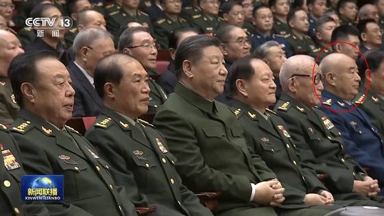 지난 1월 27일 베이징 인민대회당 연회청에서 열린 음력설인 춘절 단배식에서 쉬치량(오른쪽 첫번째) 전 군사위 부주석이 공연을 관람하고 있다. 2일 숨진 쉬 부주석의 마지막 공식행사 참석이었다. 사진 CC-TV 캡처