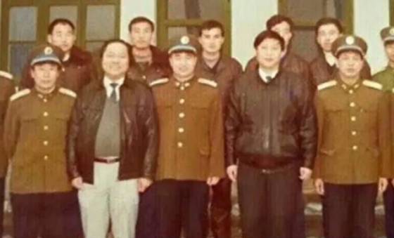 지난 1991년 당시 푸젠성 공군 간부 쉬치량(오른쪽 세 번째)과 당시 38세 푸저우시 서기였던 시진핑(쉬의 오른쪽) 중국 국가주석이 기념사진을 찍고 있다. 사진 X 캡처