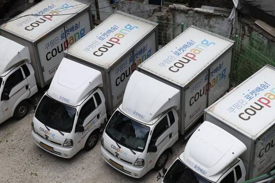 제21대 대통령 선거일인 3일 오후 서울 중구 한 쿠팡 차고지에 배달 차량이 주차돼 있다. 뉴시스