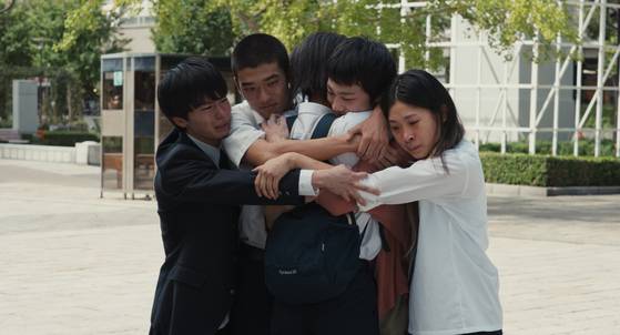 해피엔드 속 다섯 친구들. 왼쪽부터 아타, 코우, 톰, 유타, 밍이다. 감독은 "이들이 실제로도 친해져 기적이라고 생각했다"고 밝혔다. 사진 영화사 진진