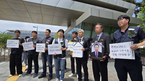 지난 2일 태안화력발전소 정비건물에서 일하다 숨진 고(故) 김충현씨 사망사고와 관련, 유족과 노동자들이 한국서부발전 앞에서 진상 규명과 책임자 처벌을 촉구하는 기자회견을 열고 있다. 신진호 기자