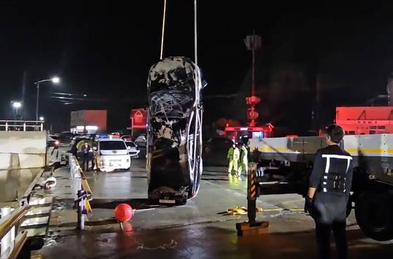 지난 2일 오후 전남 진도군 임회면 진도항 인근에서 일가족 3명이 탑승한 차량에 해상으로 인양되고 있다. 사진 목포해양경찰서