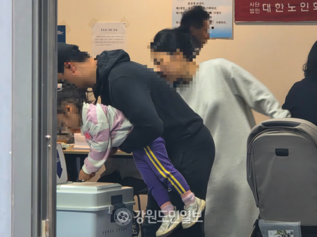 ▲ 21대 대선 본 투표일인 3일, 강원도내 한 투표소에서 온 가족이 투표에 참여하고 있다.