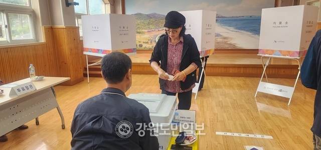 ▲ 최북단 고성군 명파리 주민들이 오전 8시 마지막 투표소인 현내면 제4투표소가 설치된 대진초등학교 명파분교장을 찾아 소중한 한 표를 행사했다.