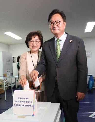 ▲ 우원식 국회의장은 3일 오전 서울 노원구 한청경로당에 마련된 하계1동제4투표소를 찾아 제21대 대통령선거 투표에 참여했다. 국회의장실 제공