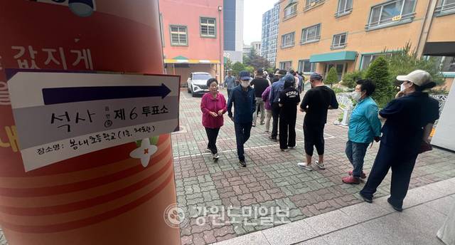▲ 6·3 대선 본 투표가 3일 오전 6시부터 전국 1만4295개 투표소에서 일제히 시작된 가운데 춘천 봄내초 체육관에는 이른 시간부터 투표를 하기 위한 시민들의 발걸음이 이어졌다. 최보권 기자