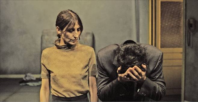 한강의 <채식주의자>가 원작인 동명 이탈리아 연극이 지난달 31일부터 이틀간 부산에서 공연했다. 주인공 영혜 역의 모니카 피세두(왼쪽)와 남편 역의 가브리엘레 포르토게세. ©Andrea Pizzalis