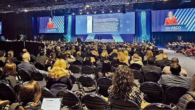 지난달 31일 미국 시카고에서 열린 미국임상종양학회에서 에리카 해밀턴 사라캐넌연구소 유방분과위원회 의장이 유방암 치료제 베프데게스트란트의 글로벌 임상 3상 결과를 발표하고 있다. 김유림 기자