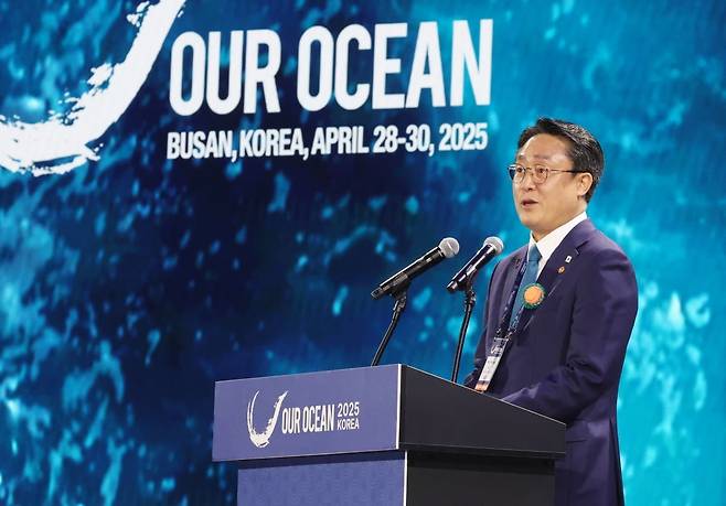 강도형 해양수산부 장관이 29일 오전 부산 해운대구 벡스코 오디토리움에서 열린 '제10차 아워오션 콘퍼런스(OOC)' 개회식에서 개회사를 하고 있다. 사진=연합뉴스