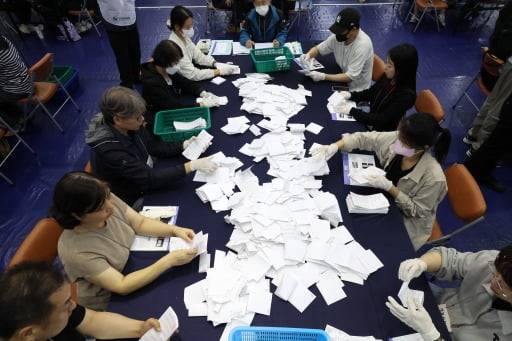 제21대 대통령 선거가 치러진 3일 서울 중구구민회관에 마련된 개표소에서 선거 사무원들이 개표 작업을 하고 있다.(사진=최혁 기자)