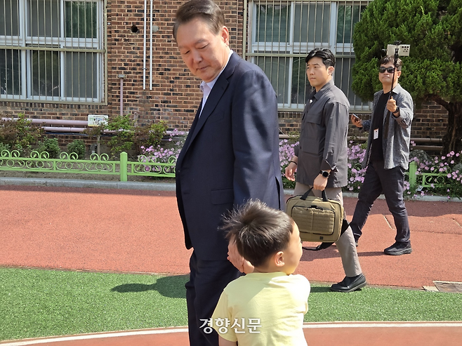 윤석열 전 대통령이 3일 서울 서초구 원명초등학교에 있는 대통령 선거 투표소에 들어가고 있다. 우혜림 기자